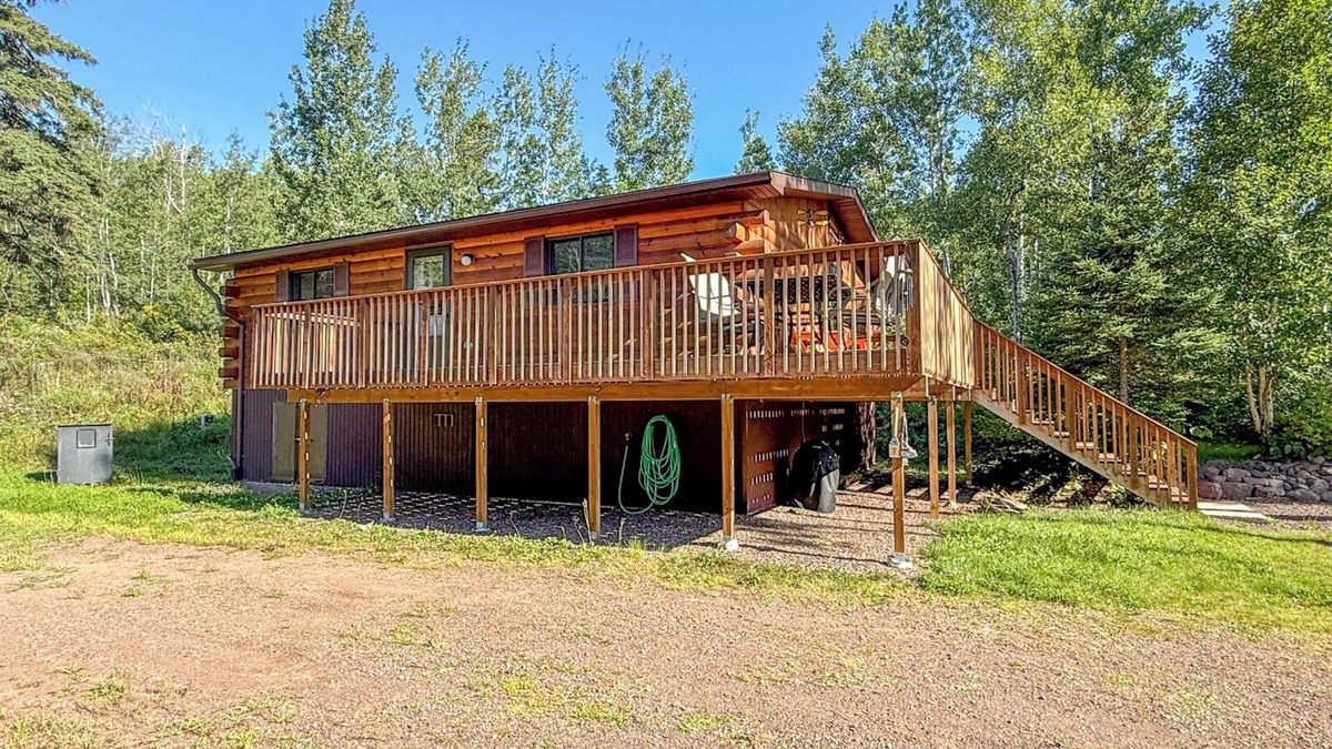 Tofte House | Get cozy in this quaint, cozy cottage in the woods!