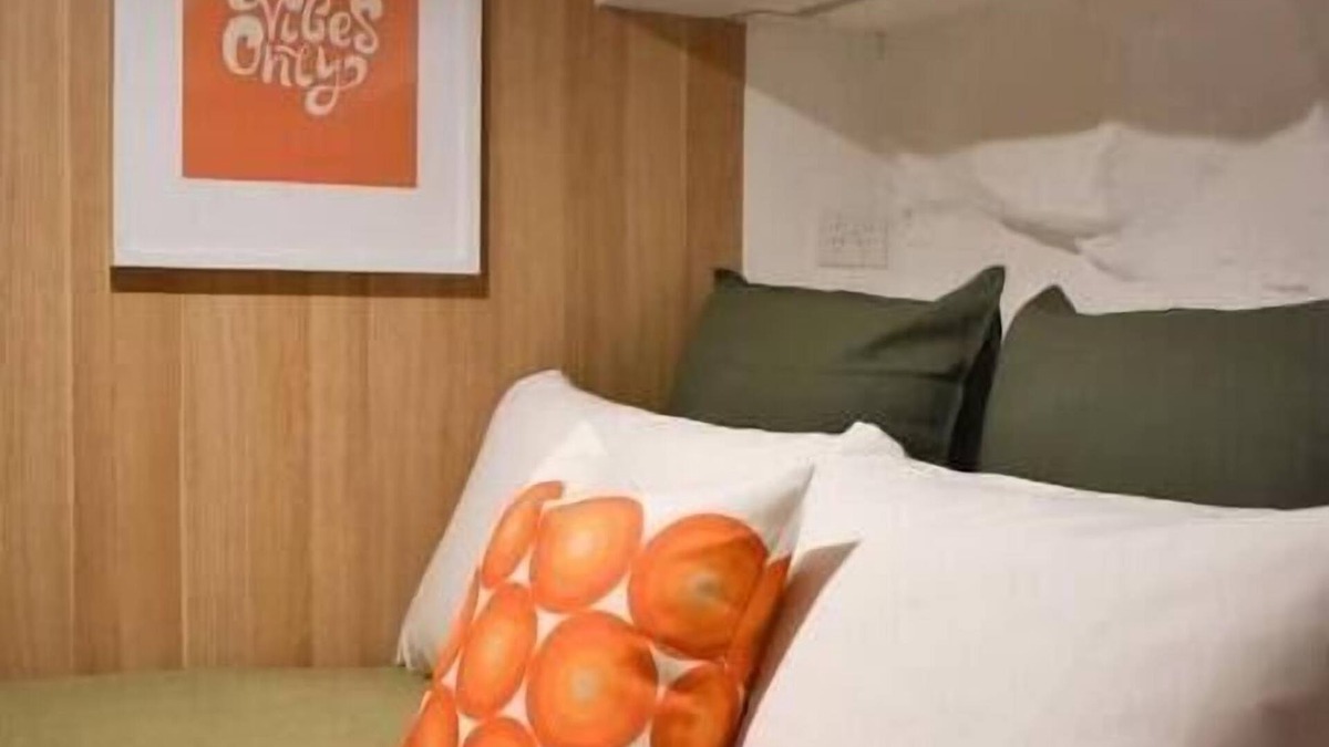 West Hobart Apartment | Get Funky in the heart of Hobart. The Funky Den. Parking!