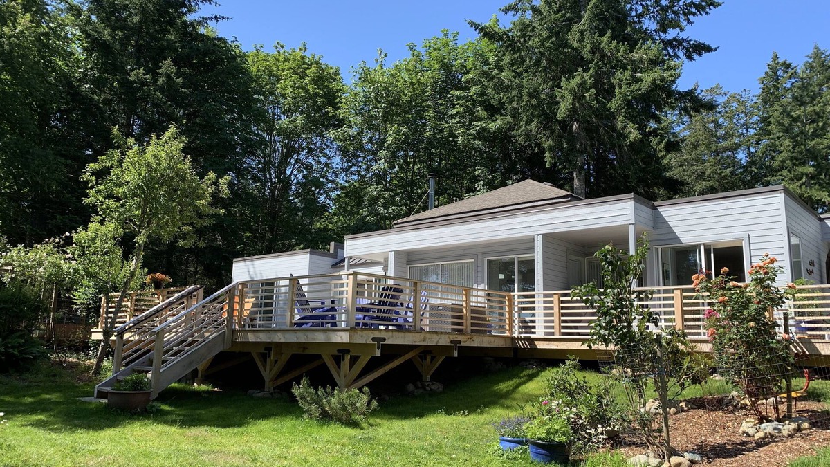 Courtenay Apartment | Get the Best of 4 Worlds: Sea, Forest, Slopes and Comfort
