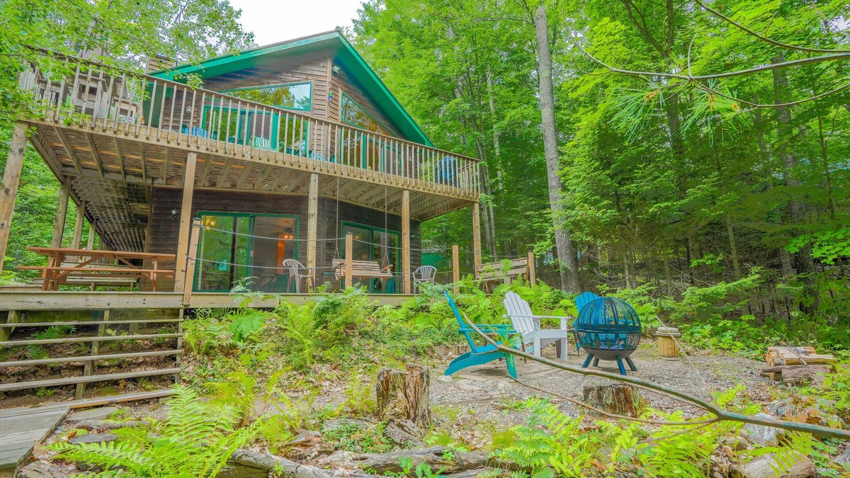 Hayward House | Get To The Lake! Canoes & kayaks included. Sand bottom swimming + good fishing!