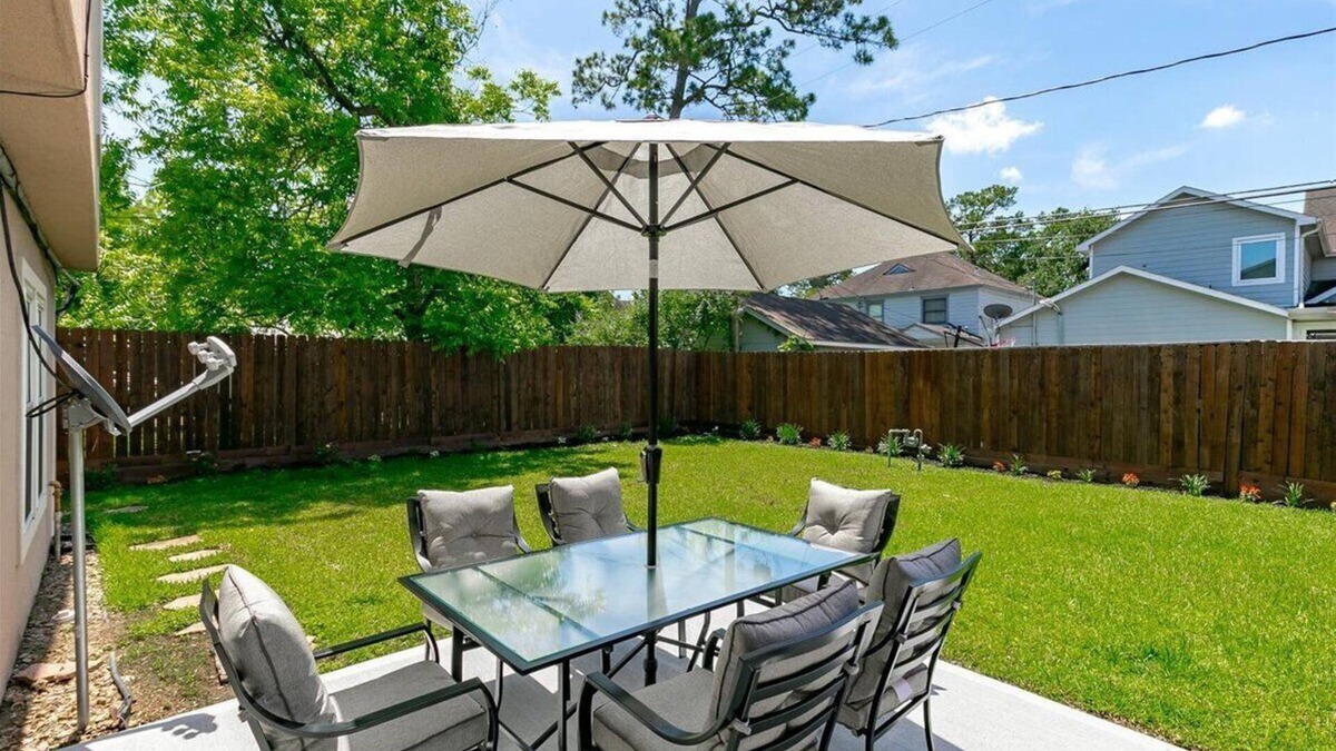 MacGregor House | Get Together & Stay-Play-Relax! Peaceful Oasis w/TVs, Games, & BBQ -LUCKY House