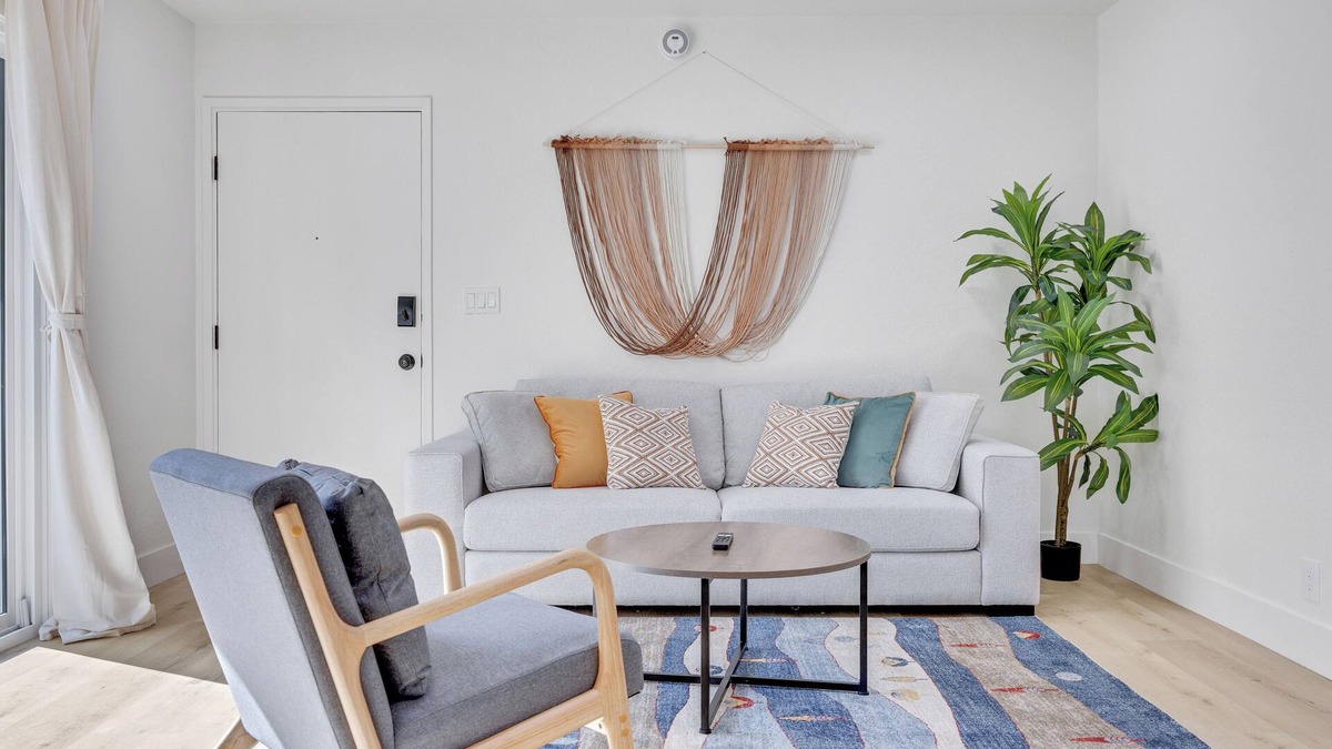 Eastside House | Getaway in Long Beach, 5 minutes to Beach & Fun!