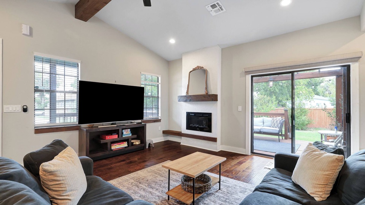 Eastside Promise Neighborhood House | Getaway Nr DT River Walk | BBQ Yard Pet | Games