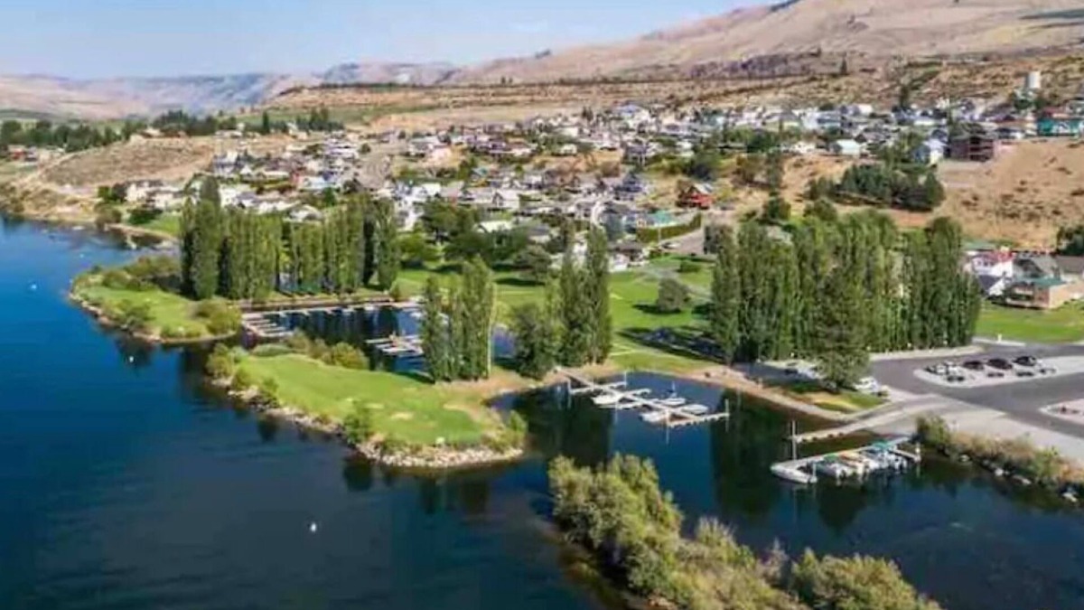 Orondo House | Getaway w/shared pool, tennis/b-ball/pickleball courts, & boat launch! 30day min