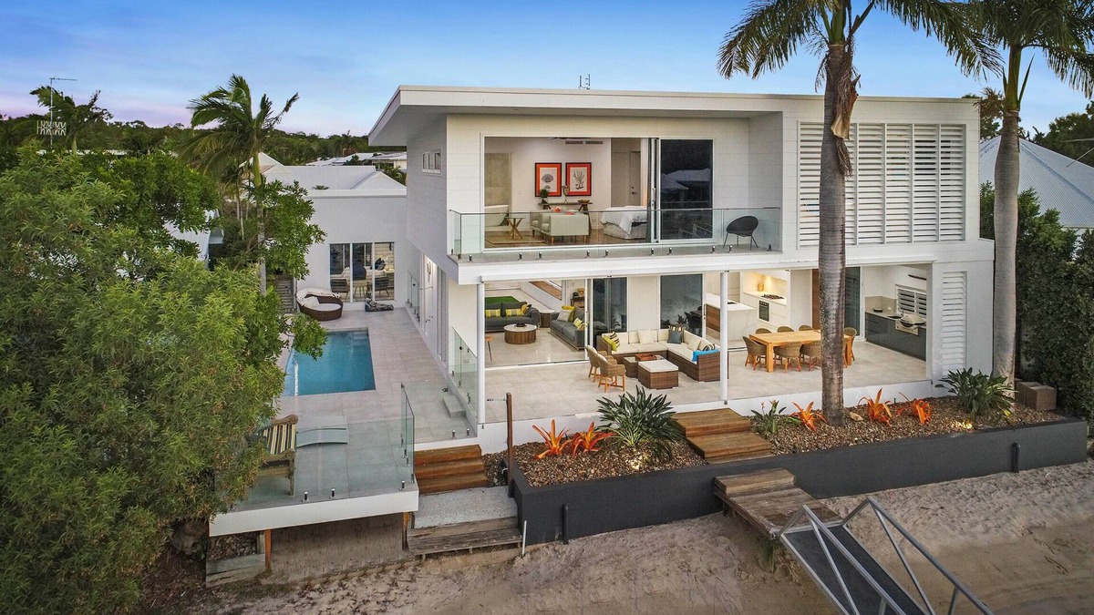 Noosaville House | Getaway2Noosa WYUNA 7 WATERFRONT home beach, pontoon, heated pool.