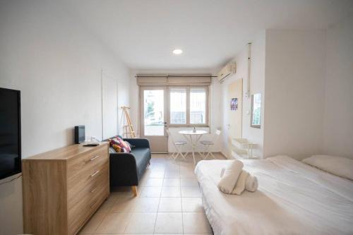 Kerem HaTeimanim Apartment | Geula Beach- Seaside Studio By Vacay