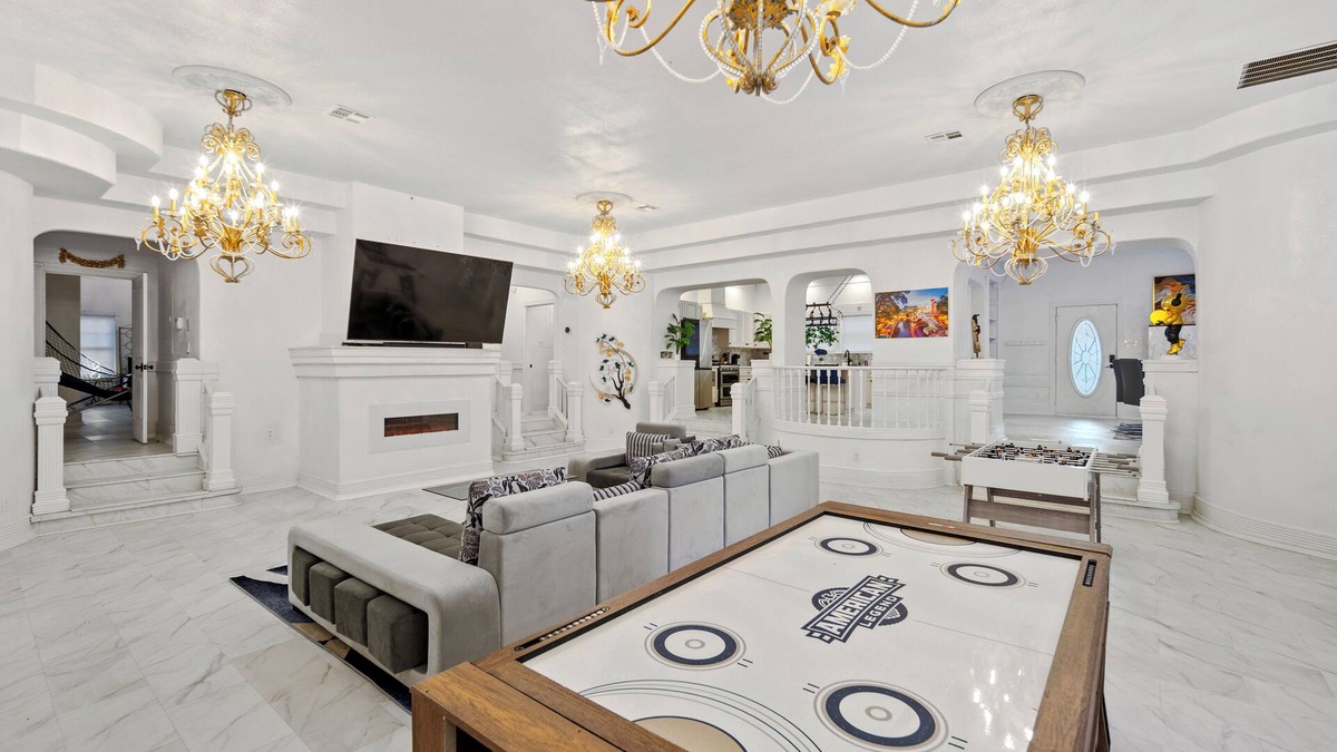 Southside House | Giant 6BR Downtown w BBQ, Arcade, Air Hockey, Pool Table, Games, Sleeps 25