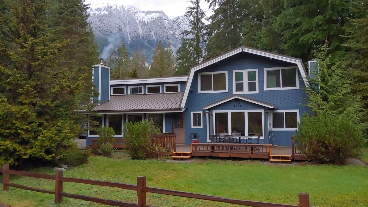 Glacier House | Giant House with 4BRs, Bar Area, Hot Tub, WiFi, Sunny Patio,+ More! Sleeps 10!