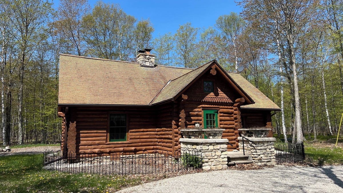 Washington Island House | Gibby's Log Cabin Retreat