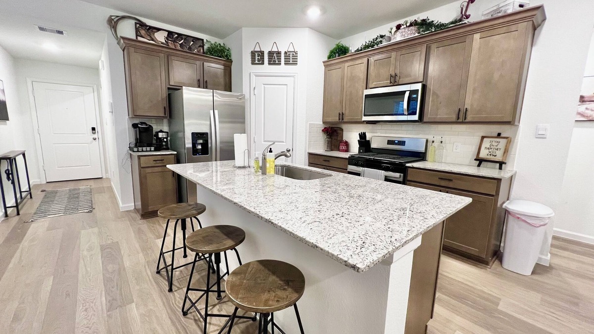Wellborn House | GIG 'EM LANE - King Bed - 75" Smart TV - Coffee Bar