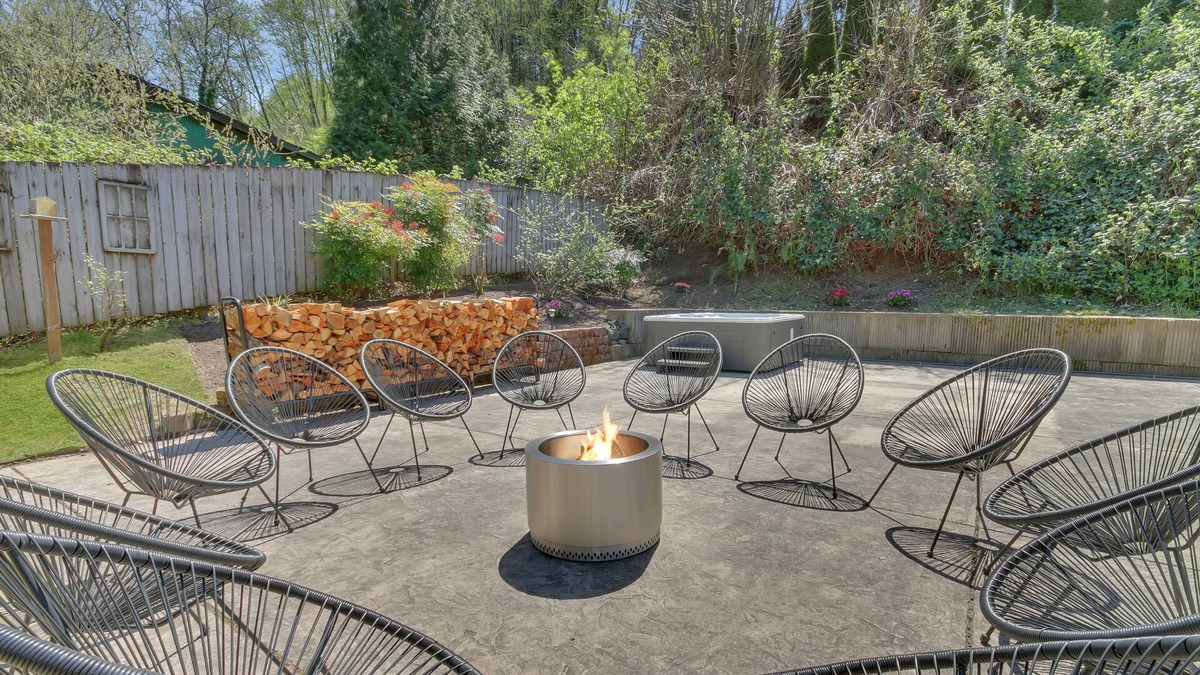 Artondale House | Gig Harbor Haven- Brand New Hot Tub, Seclusion & Scenic Views of Nature!