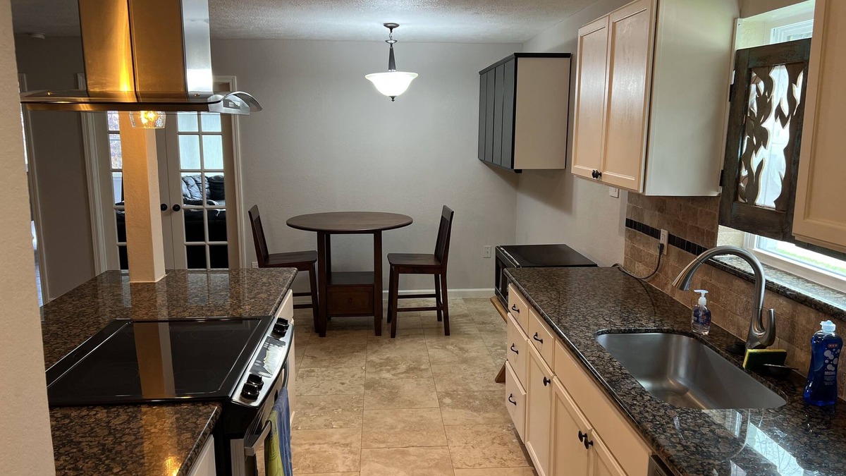 Taylor Lake Village House | Gigi’s Cottage! Beautiful House Near Kemah and Johnson's Space Center. It's