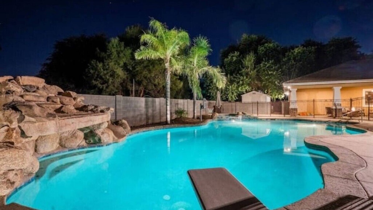 Gilbert House | Gilbert Royalty-Heated Pool, Spa, Home Theaternn