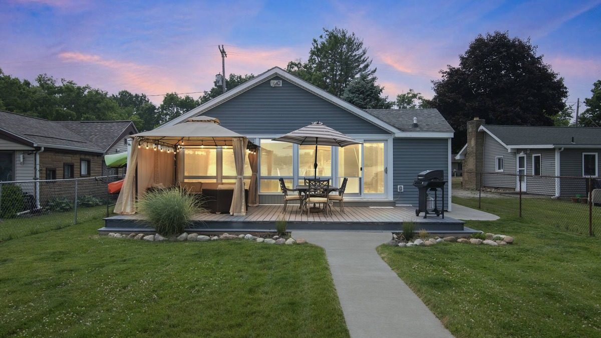 Jackson Cottage | Gilletts Lake Getaway: Central Heating, Comfort & City Adventures Await