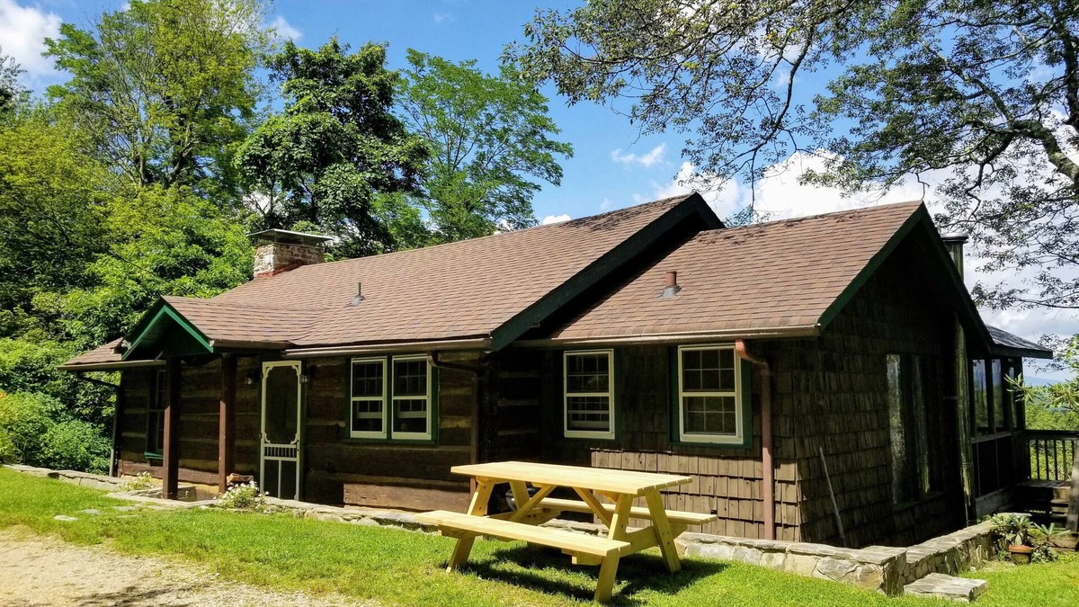 Newland Cabin | Gingercake Acres- Now with A/C! Next to Linville Gorge Wilderness. Dog friendly!