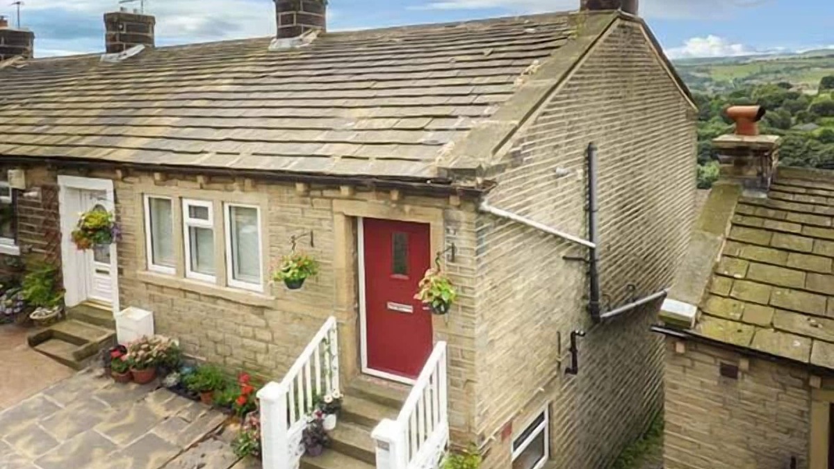 Ainley Top Cottage | GINNEL CORNER, family friendly, character holiday cottage in Golcar