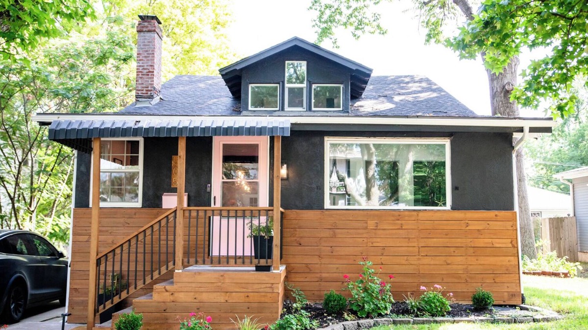 Lee's Summit House | Girls Getaway w/GlamRoom, Sleeps 12, Patio & Fire Pit Walk to Shop, Dink & Dine