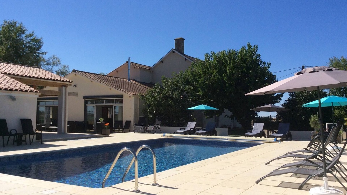 Saint-Pompain House | Gite Beauvais, beautifully renovated house, heated pool, Vendee/Deux Sevres area