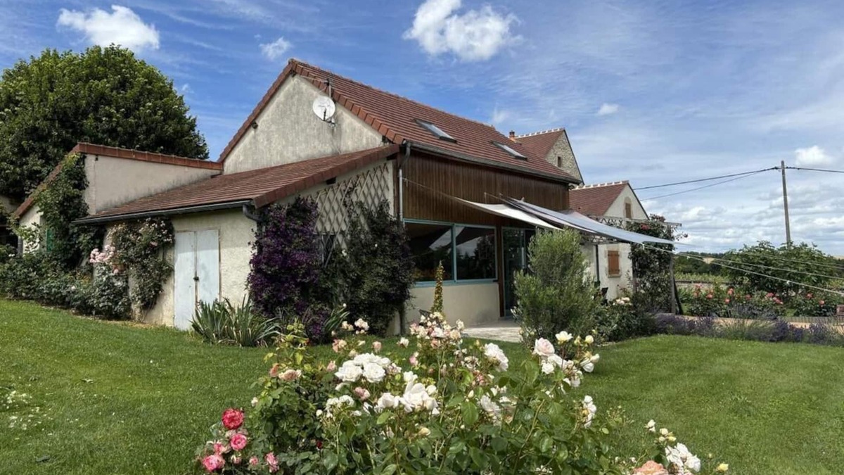 Louchy-Montfand House | Gite de la roseraie in the countryside