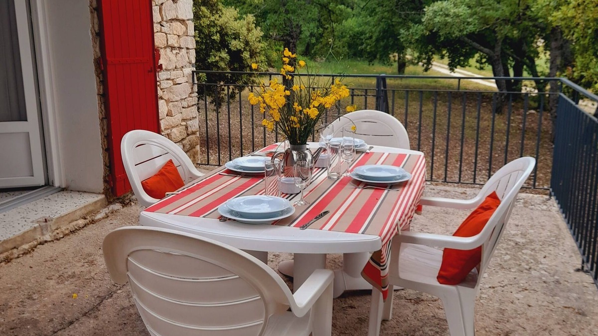 Murs House | Gite des Vergiers 3* let yourself be seduced by the light and serenity of the setting