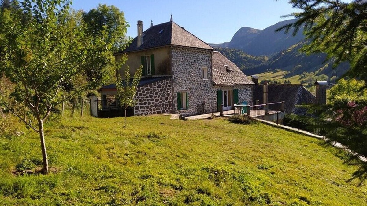 Le Falgoux House | Gîte - Holiday home at the foot of Puy Mary.