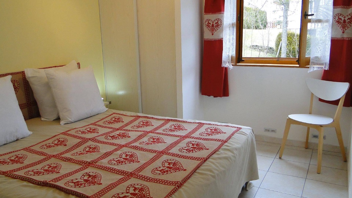 Foncine-le-Haut Apartment | Gite Iris Montagnes du Jura with Spa Sauna river