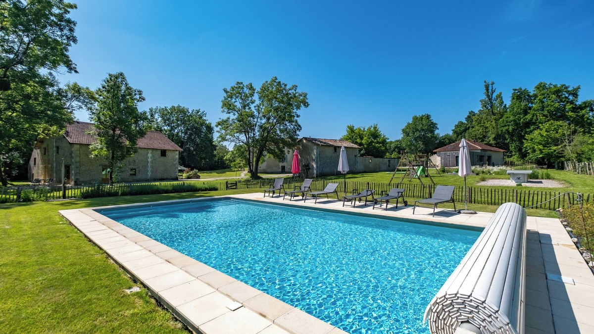 Chassaignes House | 'Gîte La Grange' with Shared Pool, Private Terrace and Wi-Fi