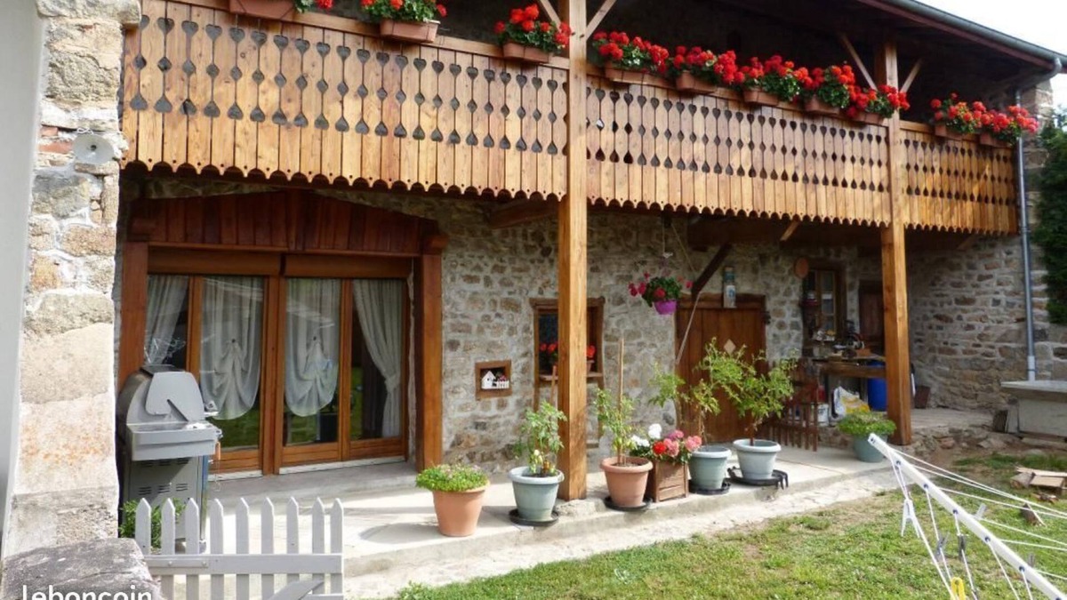 Champoly House | Gîte "La Reposette" large independent house of 200m2
