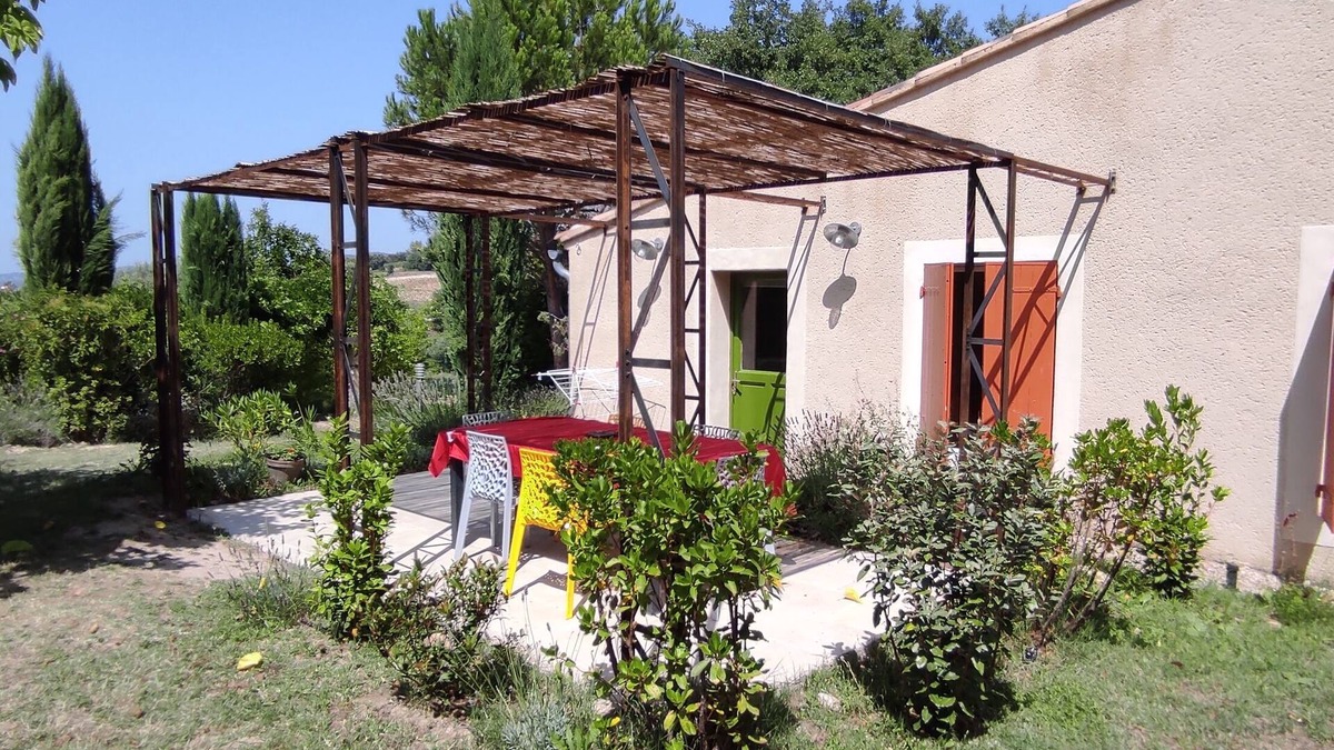 Entrechaux Apartment | Gîte Lavande, between vineyards and olive groves.