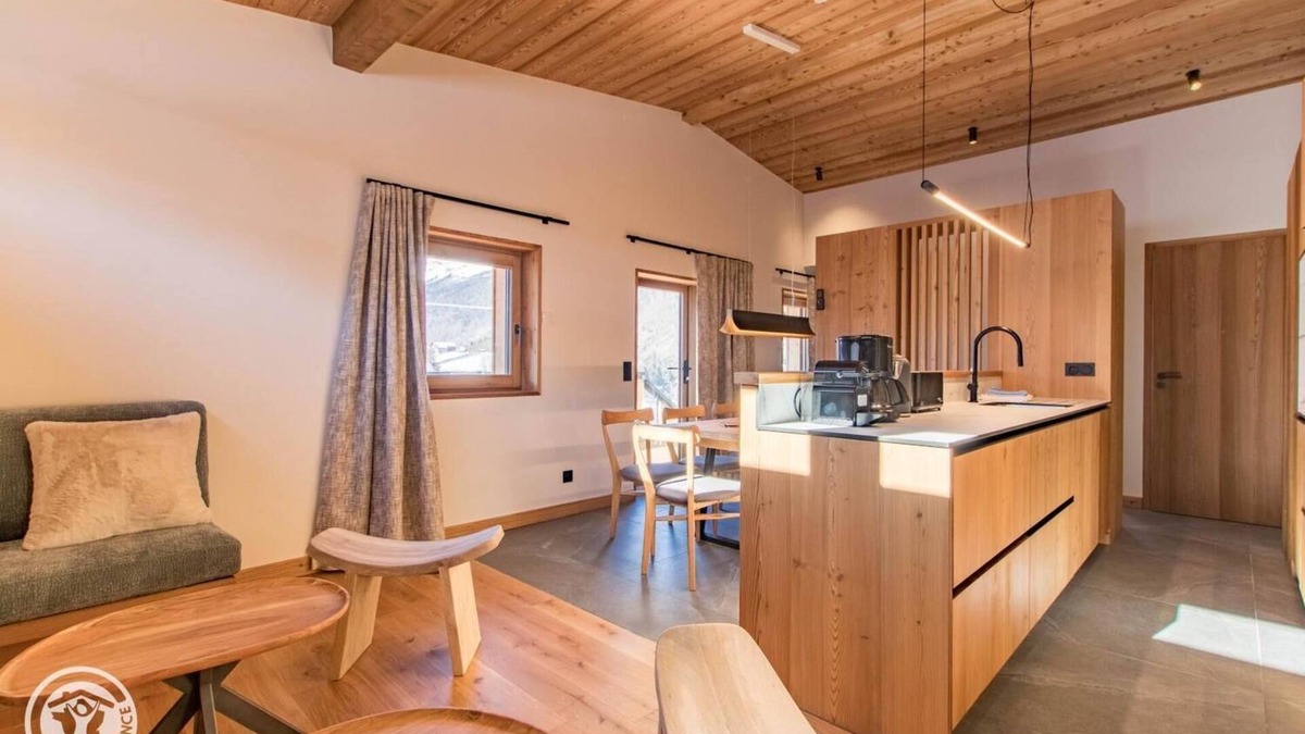 Saint-Jean-de-Sixt Apartment | Gîte Le Vardi - Chalet ARAVIS COSY with spa and summer pool