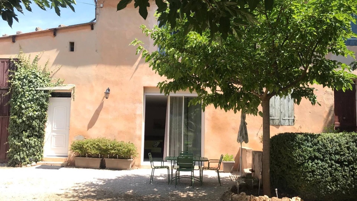 Gemenos Apartment | GITE LES CIGALES, Studio 15mn from the BEACHES, Many walks,