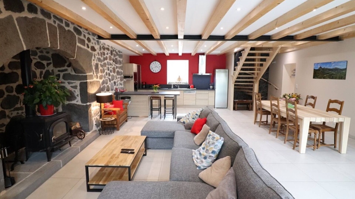 Neussargues-Moissac Cottage | Gite Neussargues en Pinatelle, 4 bedrooms, 9 persons
