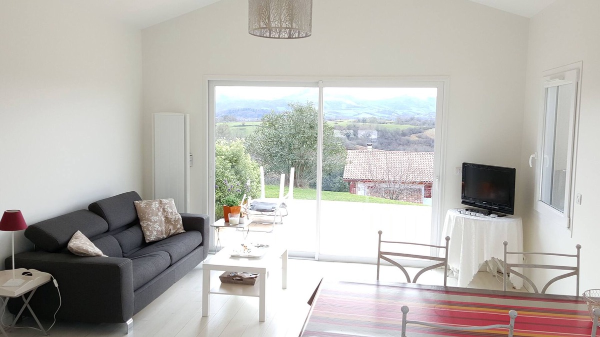 Halsou Cottage | GITE T2 "Poppy" - Quiet, swimming pool and view of the Pyrenees