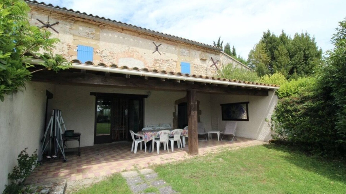 Fanjeaux House | Gîte Tournesol: renovated farmhouse with swimming pool and panoramic view of the Pyrenees mountains