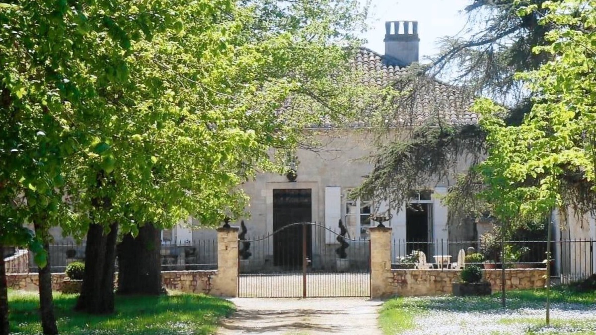 Mauroux House | Gite with large swimming pool, play area, adapted for wheelchair users. Quality bedding.
