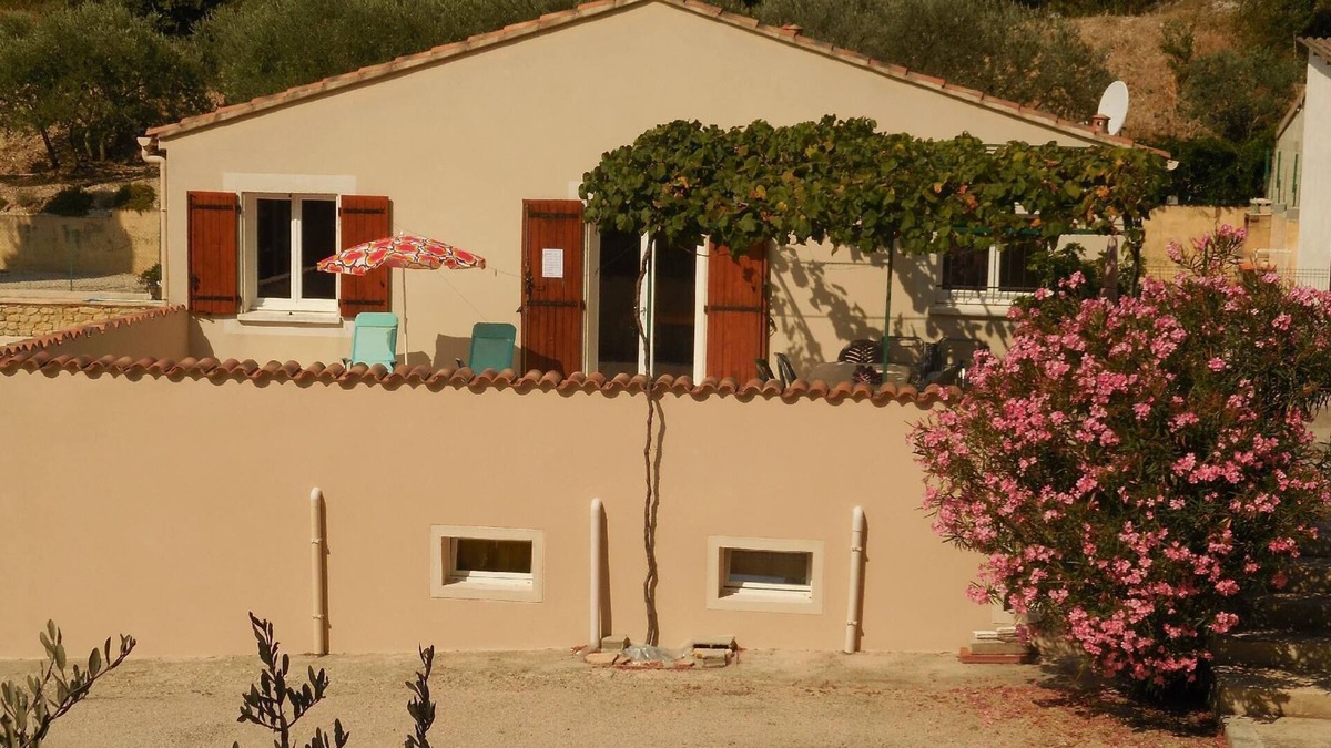 Le Barroux House | Gite with swimming pool at the foot of Mt Ventoux