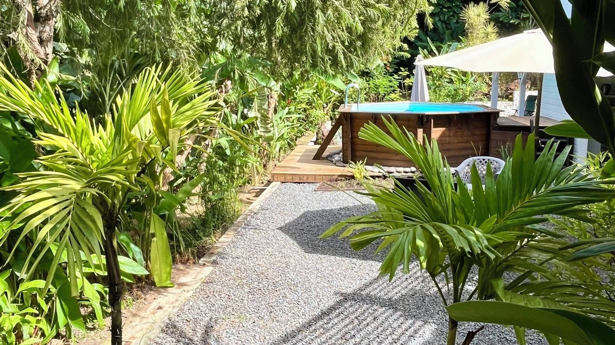 Cafeiere Cottage | Gites Les Vanilles lush tropical garden swimming pool 800m from the beach