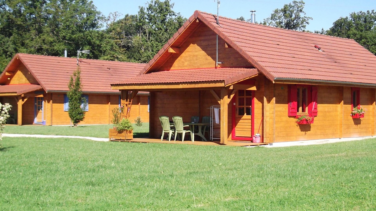 Commenailles Ski Chalet | Gîtes of 75m², sleeps 6 with swimming pool (JURA)