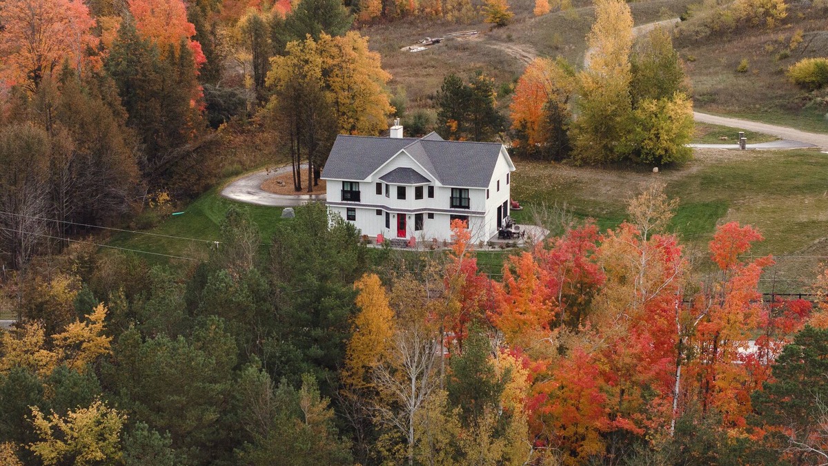 Williamsburg House | 🐎 Giuliana Rose Farmhouse | On Yuba Vineyards | Near Horse Shows & Downtown Traverse City