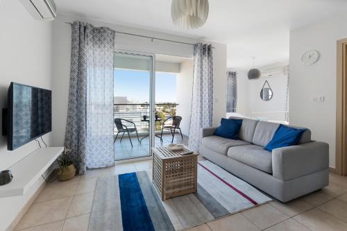 Lykabittos Apartment | Glabur Stays - The Sunny Atelier - Nicosia City, Free Parking & Wifi, Welcomes You!