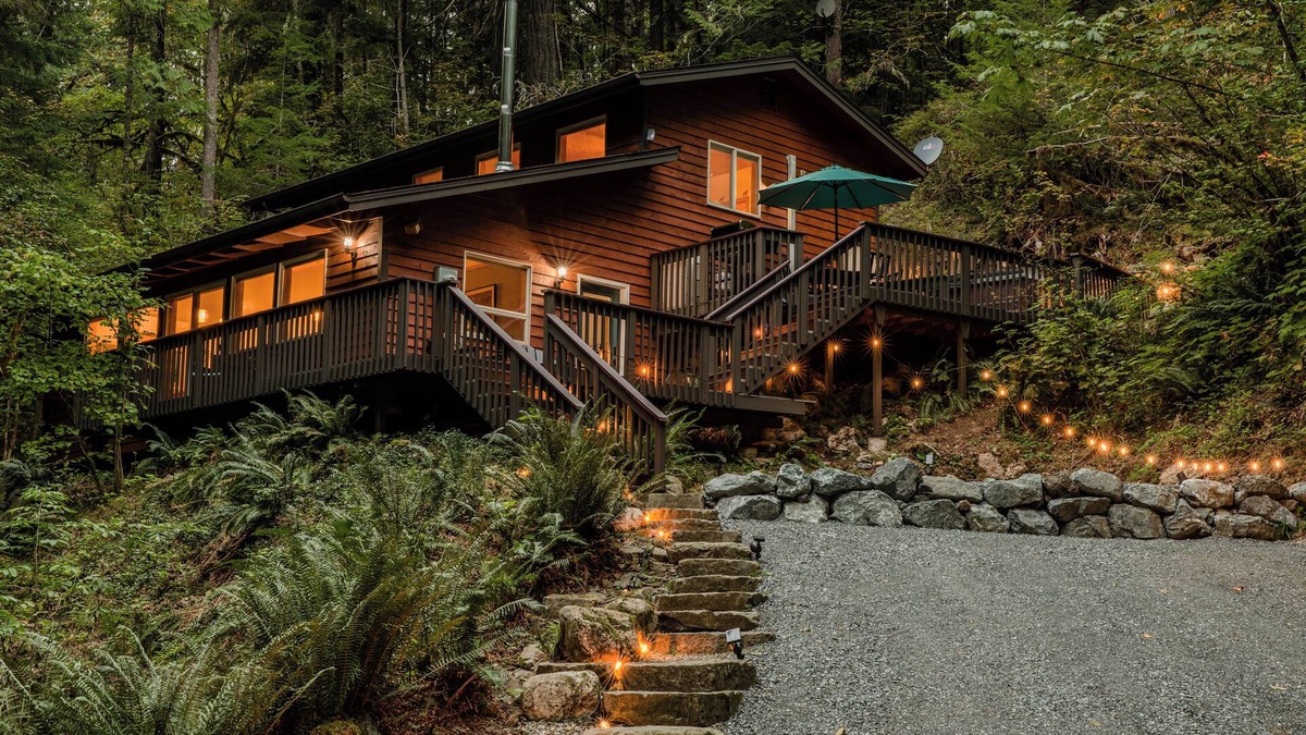Glacier Cabin | Glacier Hideaway - Mt. Baker Cabin - AC, Hot Tub, BBQ, WiFi, EV