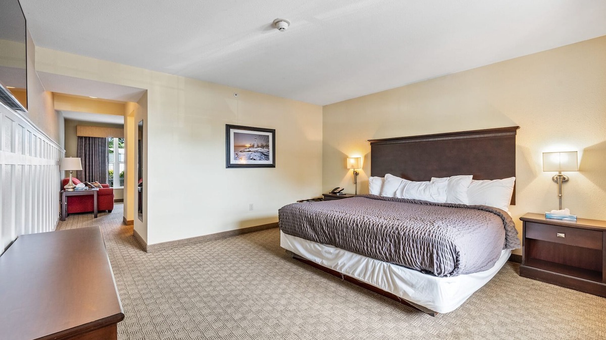 Kelleys Island Hotel | Glacier Suite at Kelley's Island Venture Resort