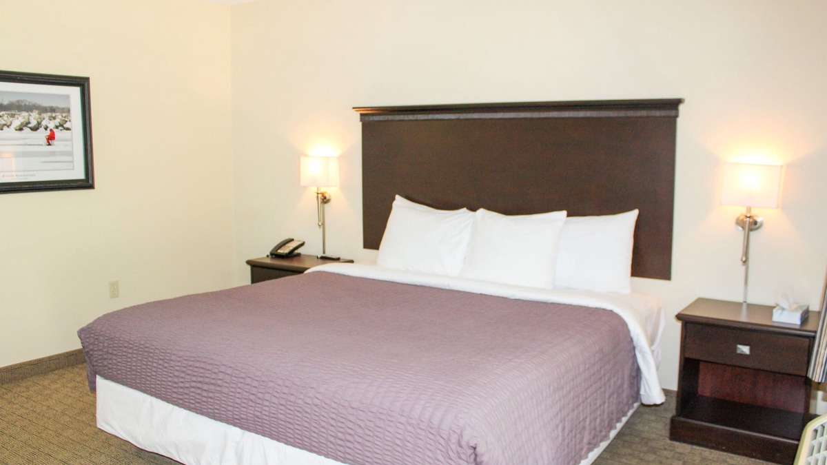 Kelleys Island Hotel | Glacier Suite at Kelley's Island Venture Resort