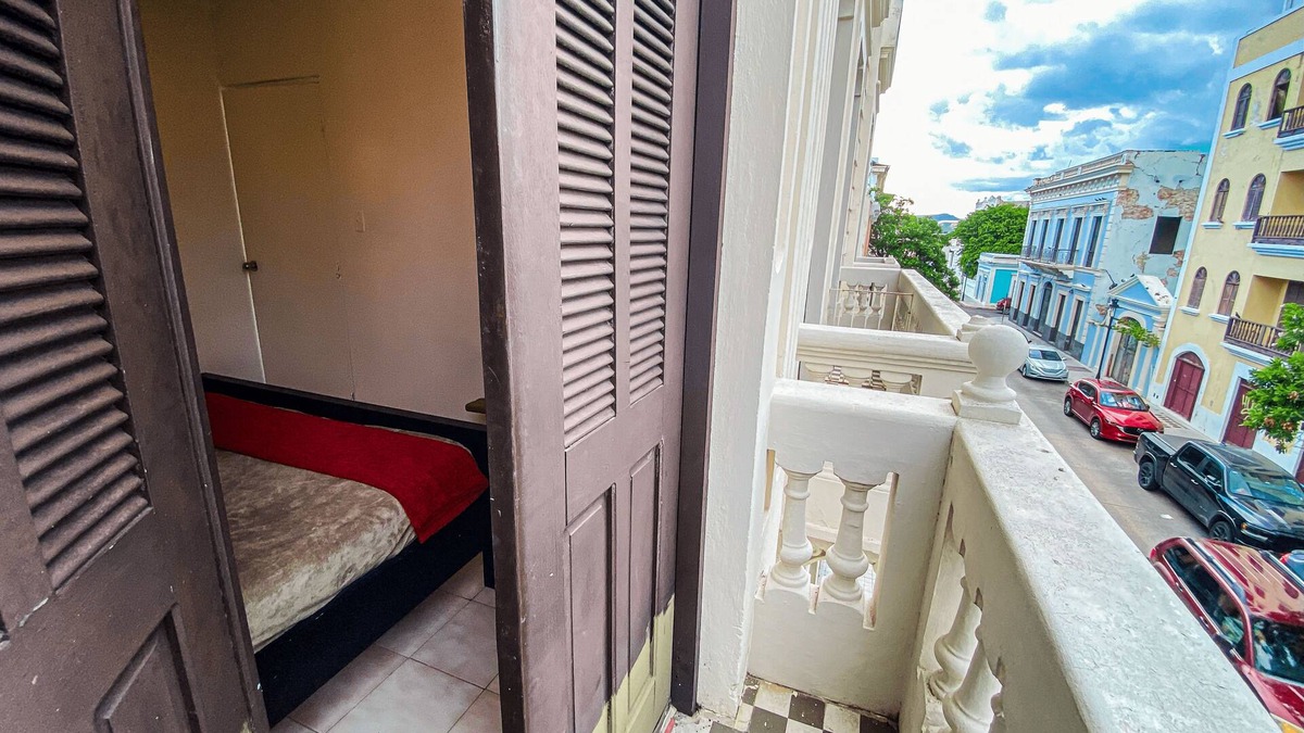 Ponce Centro Apartment | Gladiolas 2201
