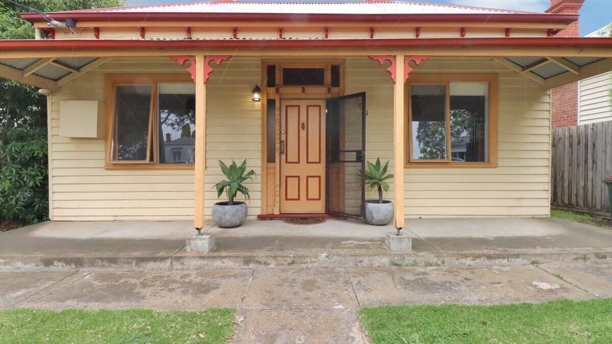 East Geelong House | Gladioli I Central Geelong Cottage I Sleeps 6