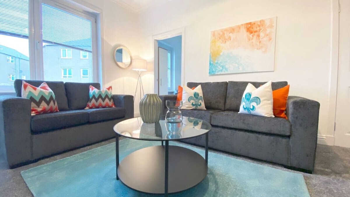 Cardonald Apartment | Gladsmuir House - three bedroom upper near motorway and train station Glasgow
