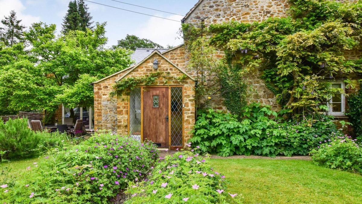 Sibford Gower House | Gladstone Cottage - sleeps 8 guests in 4 bedrooms