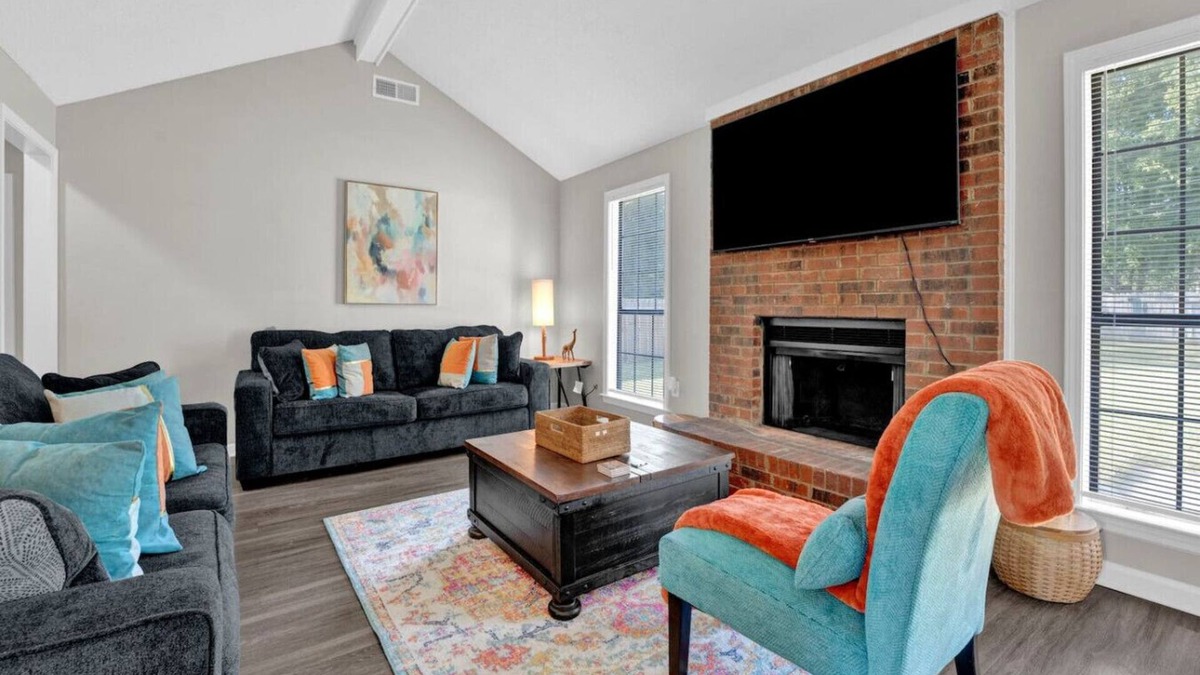 Ellendale House | Glamorous 3BR 2BA house w/large fenced backyard