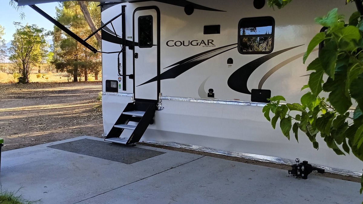 Mojave Desert House | Glamorous camping in a beautiful like new 24' Cougar near Death Valley.