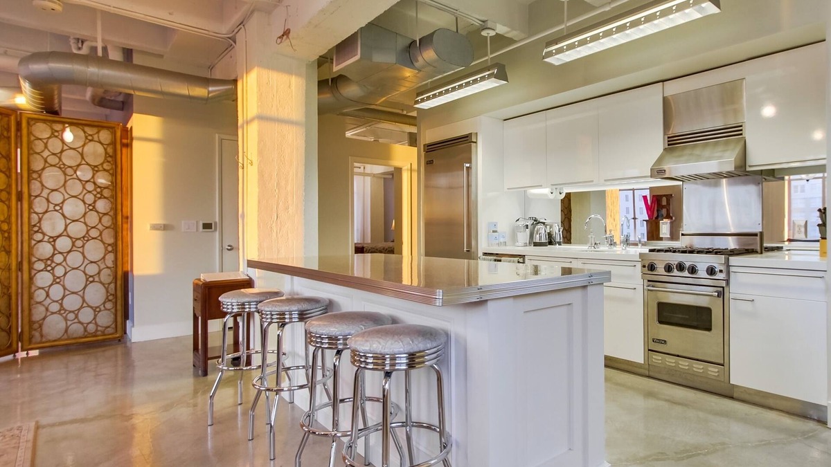 Hollywood Apartment | Glamorous Loft on the Corner of Hollywood and Vine